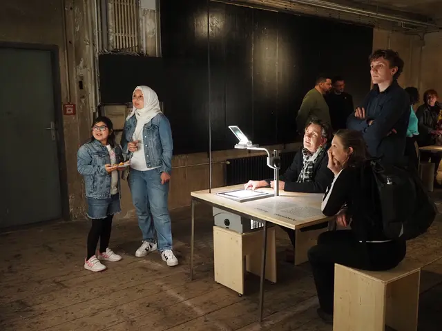 Überblicksführung durch die Sonderausstellung „ZUSAMMEN – Flucht &amp; Alltag in Traiskirchen“ | Foto: Hans Stockinger