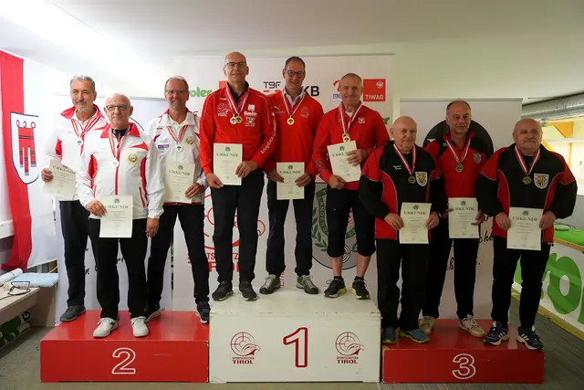 Die Tiroler Männermannschaft mit Klaus Gstinig, Christof Melmer und Martin Larcher konnte im 60 Liegend Bewerb der Seniorenklasse 2 bei den Österreichischen Meisterschaften für Kleinkalibergewehr auf 50m Gold gewinnen.  | Foto: Christian Kramer / TLSB