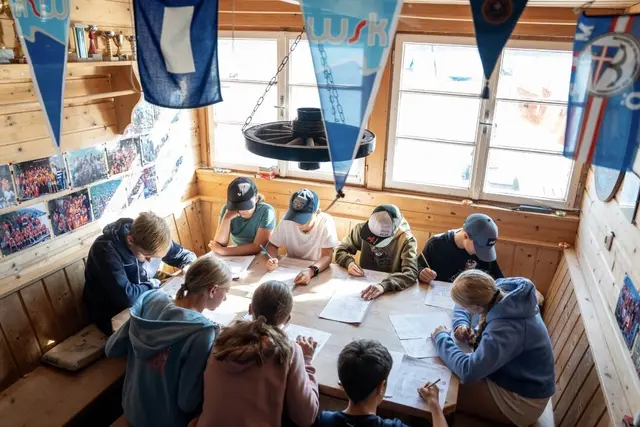 War es windstill, dann wurde die Zeit genutzt, um mit den Kindern zu basteln oder Knoten zu üben. | Foto: Lukas Klima