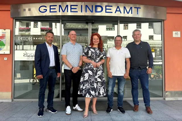 LRin Hagele mit den Bürgermeistern des Planungsverbandes Stanzertal. | Foto: Land Tirol