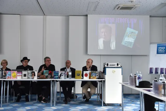 Unter anderem beehrt der russische Autor Viktor Jerofejew Kufstein.  | Foto: Barbara Fluckinger