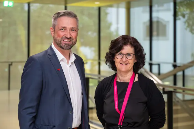 Die Zusammenarbeit mit zahlreichen Partnerinstitutionen ist in den 25 Jahren stetig gewachsen. Am Musikum Salzburg wurden seit der Gründung über 100 Chorleiter:innen ausgebildet. Aktuell absolvieren 30 angehende Chorleiter:innen die 3-jährige Ausbildung. Im Bild: Trixi Hinterhofer (Leiterin der Geschäftsstelle im Chorverband) mit Thomas Aichhorn (Pädagogisch-Künstlerischer Landesdirektor Musikum Salzburg). | Foto: Albert Moser