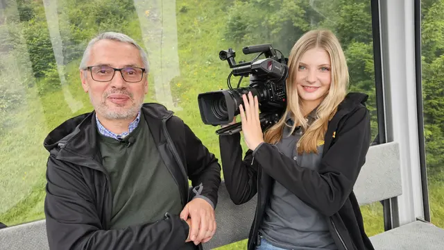 Foto: Andreas Seeburger: Auszubildende Luana Mutter (re) und Operations Director Harald Krammer (li) von Rauch Fruchtsäfte sind zu Gast in der Fernsehgondel am Muttersberg.