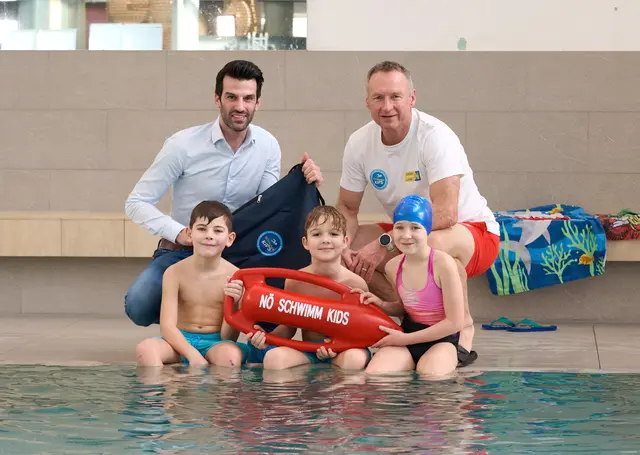 NÖ LVS-Präsidentin Birgit Fürnkranz-Maglock, LH-Stellvertreter Udo Landbauer, NV-Vorstandsdirektor Bernhard Lackner, Toni Pfeffer gemeinsam mit den „Schwimm Kids“ Jana, Lio und Filip  | Foto: NLK Pfeiffer