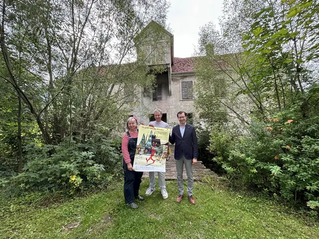 In Vorfreude auf die kommende Wanderausstellung sind Elsa Brunner, Helmut Schlatzer und Stefan Hofer – hier vor der denkmalgeschützten Wasserstattmühle in Turnau. | Foto: Angelika Kern