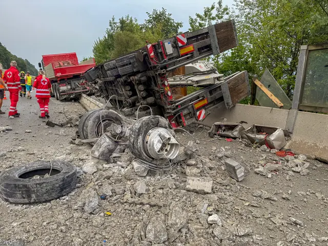 Der Lenker des Lastwagens blieb unverletzt. | Foto: Christian Stoxreiter