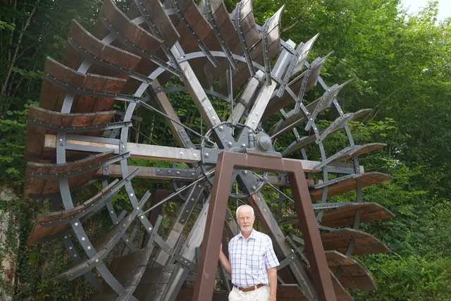 Heinz Schierhuber vor dem Mühlrad in der Nähe der Kugelmühle beim Untersberg Museum in Grödig-Fürstenbrunn. | Foto: Emanuel Hasenauer