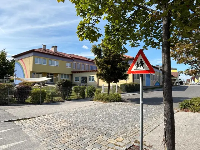 Bei der Volksschule in Gmünd sorgen Temposchwellen und 30er-Zonen für die Sicherheit der Schülerinnen und Schüler. | Foto: cf