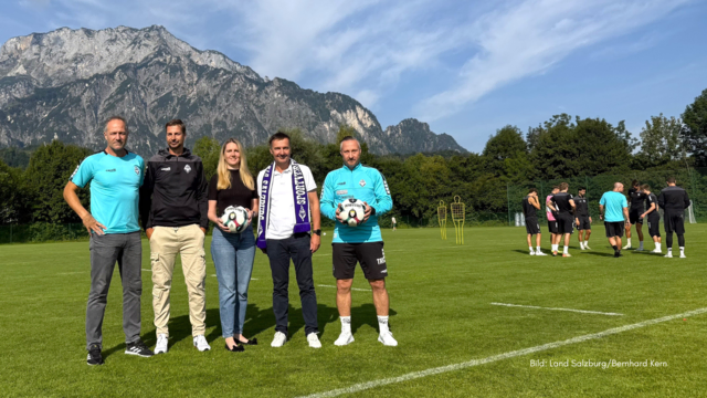 Diese Partnerschaft der Austria Salzburg mit dem ULSZ Rif ermöglicht es den Spielern, den Fußballplatz samt Umkleiden und Trainerkabine optimal zu nutzen und auch mal in der Sauna zu regenerieren.  | Foto: Land Salzburg/Bernhard Kern