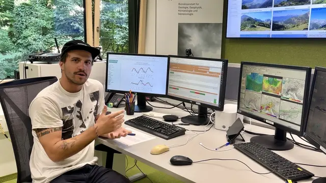 „Wir treffen uns routinemäßig zweimal in der Woche um zu sehen, was wettermäßig auf das Bundesland Salzburg zukommt. Dabei sagen wir als Meteorologen, was vom Himmel kommt, die Hydrologen sagen, was daraus am Boden entsteht und durch die Zusammenarbeit entsteht dann ein gesamtheitliches Bild.“ | Foto: Carmen Kurcz