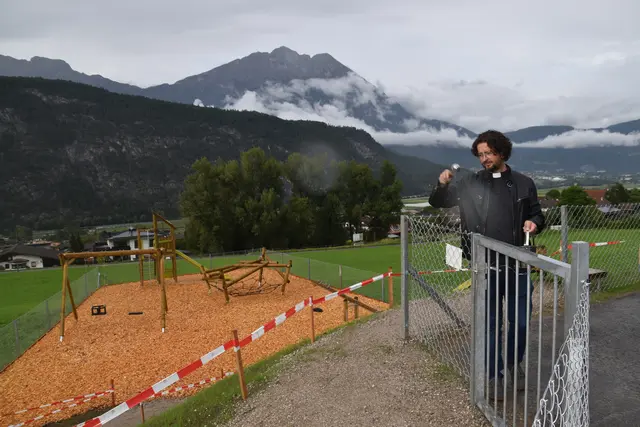 Diakon Mag. Danijel Juric gab dem Platz den kirchlichen Segen.