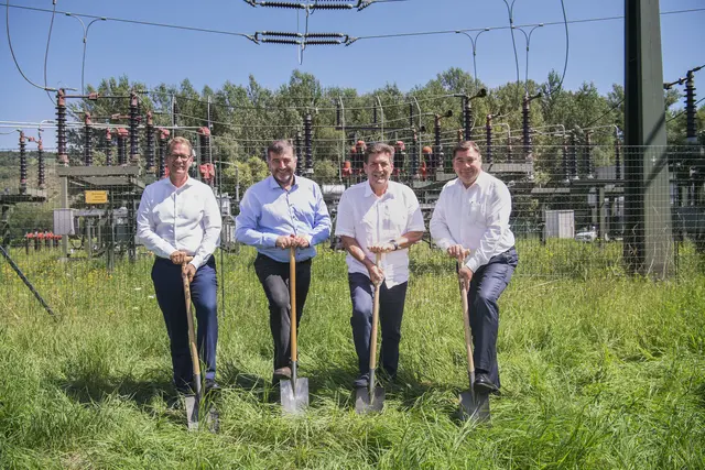 v.li.n.re.: EVN Vorstandssprecher Stefan Szyszkowitz, Abgeordneter zum NÖ Landtag Josef Edlinger in Vertretung von Landeshauptfrau Johanna Mikl-Leitner, Bürgermeister Harald Leopold, Netz NÖ Geschäftsführer Werner Hengst
  | Foto:  Netz NÖ/Matejschek