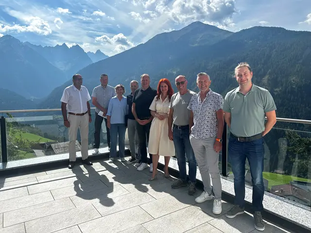 LRin Hagele mit den Bürgermeistern des Planungsverbandes Oberes- und Oberstes Gericht. | Foto: Land Tirol