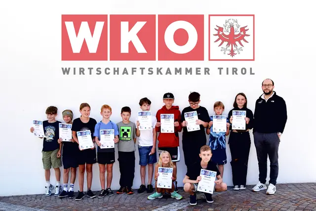 Zertifikate hoch! Die Coding4Kids-Absolventen in der WK Landeck feiern ihren Erfolg mit Trainer Philipp Neurauter (r). | Foto: WK Landeck