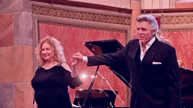 Die ungarische Pianistin Zita Tschirk und der US-Amerikaner Thomas Hampson