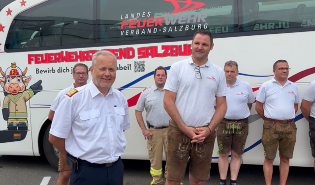 Landesfeuerwehrkommandant Günter Trinker (vorne links) und Landesjugendreferent Albert Brandstätter (vorne Mitte) bei der Verabschiedung der Delegation aus Salzburg. | Foto: pjw