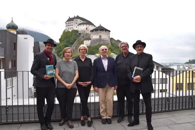Klaus Reitberger,  Magdalena Kauz, Ulrike Wörner, Alexander Kluy, Elias Schneitter und Heinz D. Heisl (v.l.) freuen sich auf viel Literatur in Kufstein.  | Foto: Barbara Fluckinger