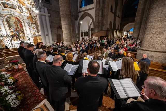 Die Liedertafel Seekirchen (Leitung: Sanja Branković) beeindruckte in der Franziskanerkirche mit herrlichen Klangfarben. | Foto: Albert Moser