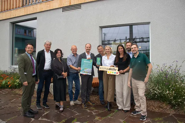 IIG-Geschäftsführer Franz Danler, Architekt Gerhard Manzl, Architektin Betina Hanel, Günter Lang (LANG consulting), Bürgermeister Johannes Anzengruber, Geschäftsführer Günther Jedliczka (OeAD student housing), Stadträtin Elisabeth Mayr, Stadträtin Janine Bex, Geschäftsführer Jakob Calice (OeAD) und Markus Lang (LANG consulting) freuen sich über die Prädikate „Passivhaus Plus“ &amp; „Klimaaktiv Gold“ des neuen studentischen Wohnhauses.  | Foto: © D. Jäger