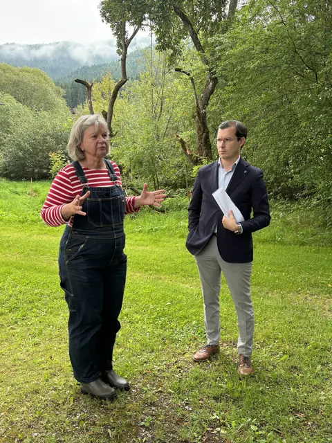 Elsa Brunner erzählt voller Enthusiasmus von der Erhaltung der Wasserstattmühle, Bgm. Stefan Hofer lauscht andächtig. | Foto: Angelika Kern