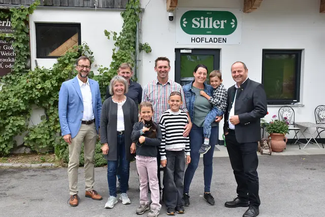 Vielseitigkeit und familiäres Engagement am Sillerhof: (v.r.) LHStv Josef Geisler, Franziska und André Kiechl mit ihren drei Kindern, Vater Josef und Mutter Theresia Kiechl, Thomas Danzl. | Foto: Land Tirol/Jansenberger