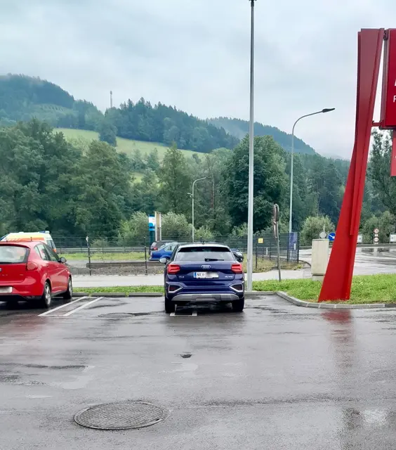 Dieser Autofahrer blockierte mit seinem Pkw zwei Parkflächen. | Foto: Christian Riegler