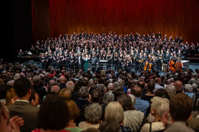 Gemeinsam mit dem sinfonischen Landesjugendblasorchester Salzburg brachten 250 Chorsänger:innen das Große Festspielhaus zum Klingen. | Foto: Albert Moser