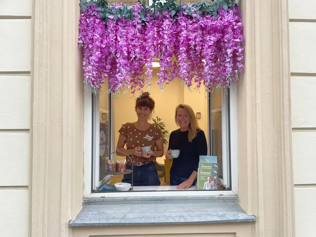 Das Tageshospiz am Aumannplatz lädt ab September zum Fensterlcafé ein. Es soll Betroffene zum ersten Austausch einladen. Gesundheits- und Krankenpflegerinnen, Susanne Posteiner (links) und Ehrenamtskoordinatorin, Jacqueline Tschida (rechts). | Foto: Kristof Paksanszki