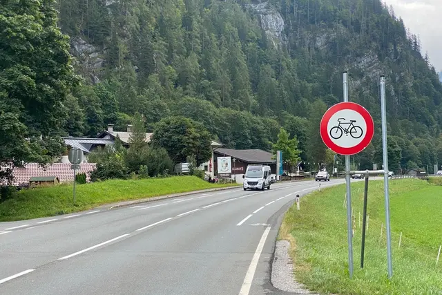 Auf dem Streckenabschnitt der B311 zwischen dem Kraftwerk Dießbach und der Gemeinde Weißbach wurden nun Radfahrverbotsschilder aufgestellt. | Foto: Straßenmeisterei Pinzgau