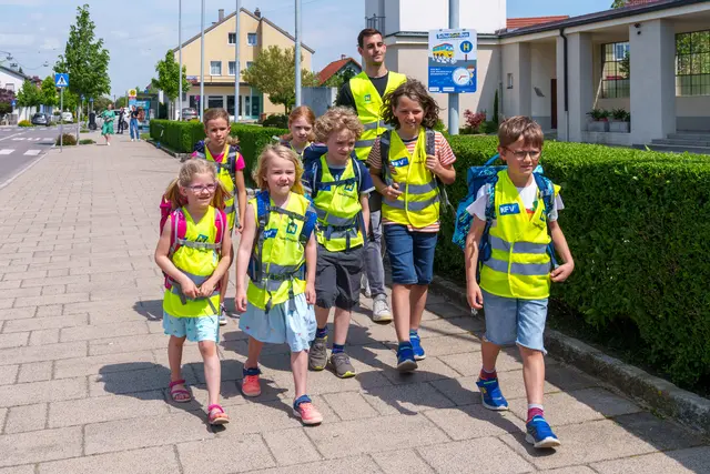 Gemeinsam in Begleitung von Älteren geht eine Gruppe von Kindern, der "SchulGehBus", zu Fuß in die Volksschule. | Foto: Josef Bollwein | www.flashface.com/NÖ.Regional
