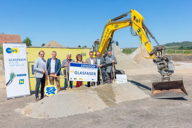 v.l.n.r. Simon Grillitsch (Vertreter Breitband Holding Gmbh), Reinhard Baumgartner (GF nöGIG), Abgeordneter zum Nationalrat Christian Lausch, Vizebürgermeisterin Waltraud Kronawetter, Bürgermeister Stefan Schröter, Abgeordneter zum NÖ Landtag Richard Hogl, Altbürgermeister Hermann Fischer | Foto: Johannes Brunnbauer