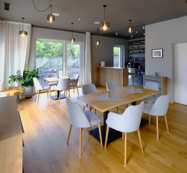 Theke mit Regalgestaltung und passendem Anrichtenmöbel im Gästebereich – präzise Tischlerarbeit aus einer Hand von Einrichtungshaus &amp; Tischlerei Knittelfelder eU. | Foto: Zengerer Planungs GmbH