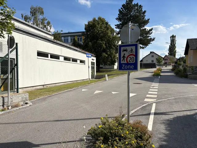 Seit der Neugestaltung der Gymnasiumstraße beim Bundesgymnasium gilt hier eine Geschwindigkeitsbegrenzung von 20 km/h | Foto: cf