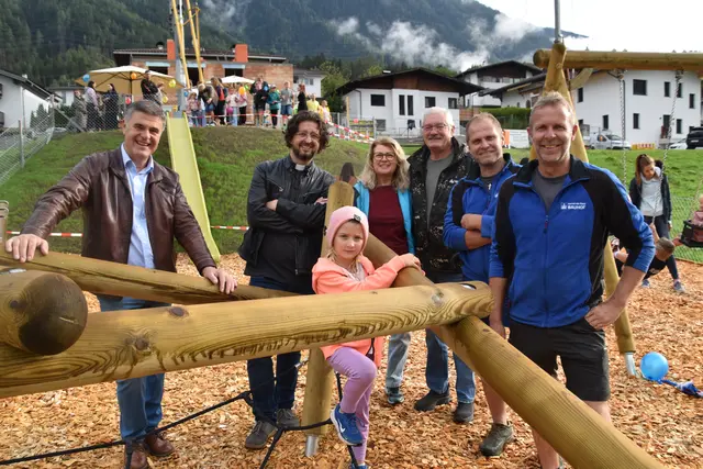 Gemeinsames Fest mit den Anrainern (v.l.): Bgm. Gerhard Krug, Diakon Danijel Juric, Verpächterin Gabi und Gerhard Plattner, Martin Zauner und Rainer Schuchter.