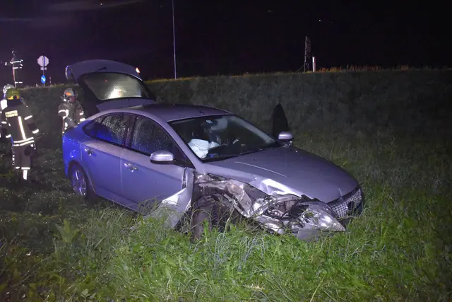 Ein 44-jähriger Ungar war in der Nacht auf den 21. August auf der Zillertalstraße talauswärts. Aus bisher ungeklärter Ursache kam der Lenker von der Fahrbahn ab und prallte gegen eine Straßenlaterne sowie ein Straßenschild. | Foto: ZOOM.Tirol