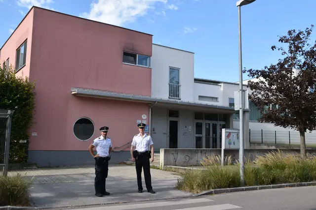 Sebastian Stockbauer und Andreas Autin vor der VS Radetzkygasse | Foto: Preineder