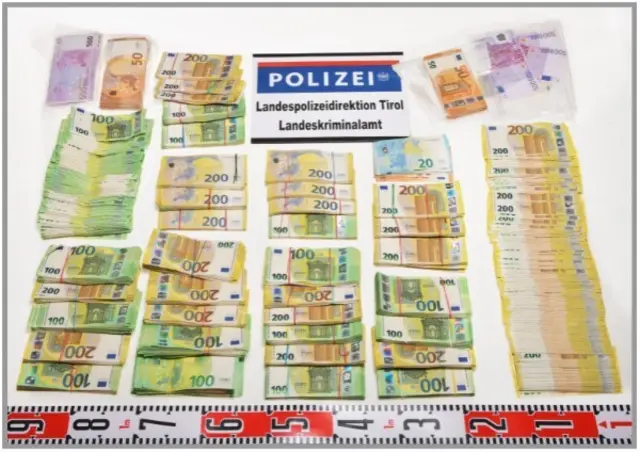 Insgesamt wurden 500.000,- Euro Bargeld sichergestellt.  | Foto: Polizei Tirol
