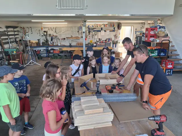 Gemeinsam baute die Gruppe ein Insektenhaus für die Schule. | Foto: Marktgemeinde Prambachkirchen