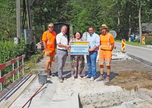 Beteiligte Personen am Bild v.l.n.r.: Johannes Schmid (Brückenmeisterei Neunkirchen), Klaus Längauer (Leiter der NÖ Straßenbauabteilung Wiener Neustadt), Manuela Zak (SPÖ-Bürgermeisterin von Gutenstein), FPÖ-Landtagsabgeordneter Philipp Gerstenmayer, Franz Weninger (Brückenmeisterei Neunkirchen). | Foto: ©NÖ STD