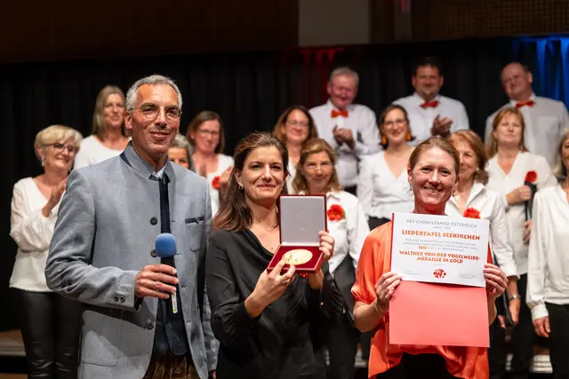Mitte Juni fand das Jubiläumskonzert zu „150 Jahre Liedertafel Seekirchen“ in der feierlich geschmückten Mehrzweckhalle statt. Ein besonderer Höhepunkt des Abends war die Verleihung der „Walther-von-der-Vogelweide-Medaille“ in Gold an die Liedertafel Seekirchen.

Diese hohe Auszeichnung des Österreichischen Chorverbandes wird für besondere Verdienste um das Chorsingen und das kulturelle Leben verliehen. Die Medaille wurde von der Präsidentin des Österreichischen Chorverbandes Angelika Berrini (rechts im Bild), gemeinsam mit Bezirkschorleiter Jan Steffen Bechtold an Chorleiterin Sanja Branković (Bildmitte) überreicht. | Foto: Albert Moser