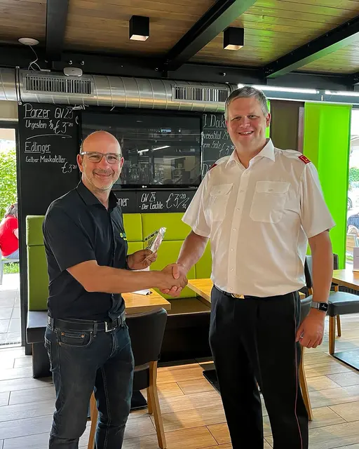 Andreas Neuwirth (links) überreichte Feuerwehrkommandant der FF FurthThomas Scheibenpflug (rechts) eine Gesamtsumme von 400 € an Spendengeldern. | Foto: ADEG Neuwirth, REWE Großhandel GmbH