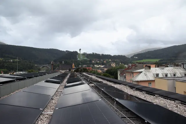 Die vollflächige PV-Anlage auf dem Dach trägt zur erhöhten nachhaltigen Energieeffizienz des Gebäudes bei.  | Foto: © D. Jäger