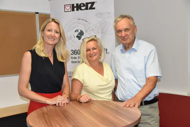 MeinBezirk Oberwart-Geschäftsstellenleiterin Heike Tröstner (Mitte) mit HERZ-Marketingleiterin Sanda Schaefer und HERZ-CEO Gerhard Glinzerer  | Foto: Michael Strini