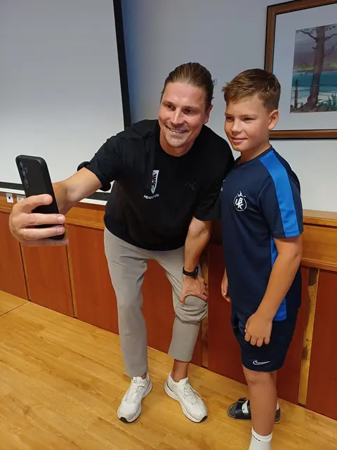 Erinnerungsfoto mit Sebastian Prödl | Foto: Froschauer/Leitenmayr