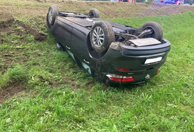 Der 25-Jährige kam mit seinem Pkw von der Fahrbahn ab, überschlug sich und blieb auf dem Dach liegen. | Foto: Stützpunkt-Feuerwehr Winklern