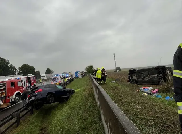 Ein Fahrzeug wurde teilweise über die Leitschiene in einen Straßengraben geschleudert.  | Foto: DOKU-NÖ