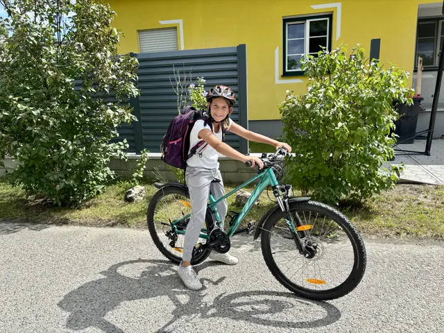 Sienna Lichtenecker fährt künftig mit dem Fahrrad in die Schule. | Foto: Alexandra Goll