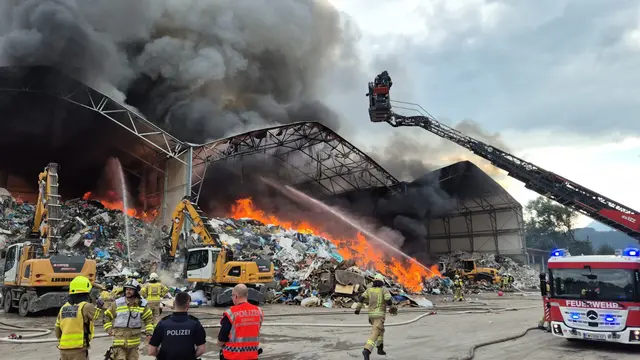  In Pill (Bezirk Schwaz) ist Freitagnachmittag in einer Lagerhalle des Recyclinghofes ein Großbrand ausgebrochen. Details zur Brandursache sind noch nicht bekannt, der Einsatz läuft.  | Foto: ZOOM.TIROL