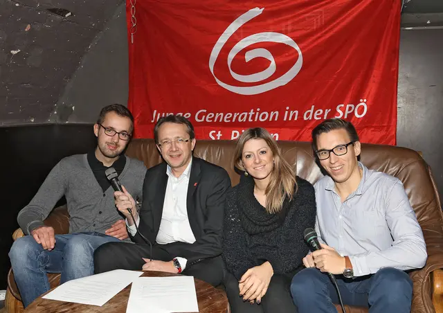 Matthias Stadler gibt das Mikrofon für den Vizebürgermeister weiter an Michael Kögl (ganz links). Mit auf dem Foto: Katharina Kucharowits und Michael Braitner bei einer Versammlung der Jungen Generation der SPÖ. | Foto: Herbert Käfer