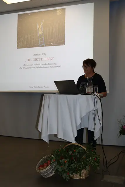 Barbara Tilg präsentierte an diesem Abend ihr neu erschienenes Buch, das neben 45 Zeichnungen zu Handke´s Erzählung und Original-Zitaten auch einen eigenen Text beinhaltet.  | Foto: Elisabeth Zangerl